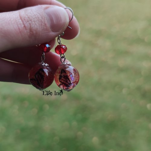 Boucles d'oreille papillon rouge en résine