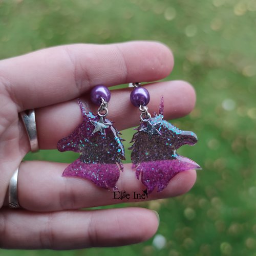 Boucles d'oreille licorne violette en résine