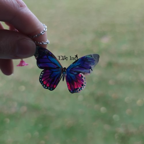 Collier estampe papillon rose, violet et bleu en résine