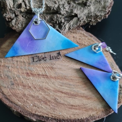 Collier triangulaire bleu violet en polymère