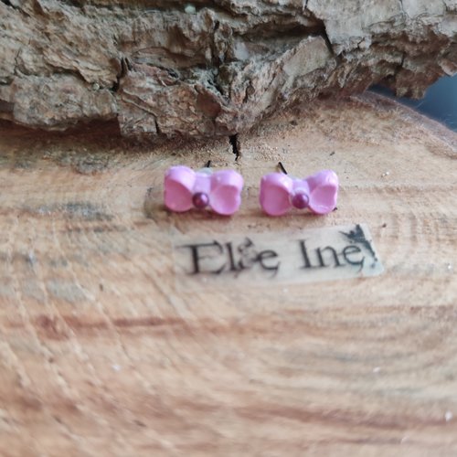 Boucles d'oreille puces nœud mauve en polymère