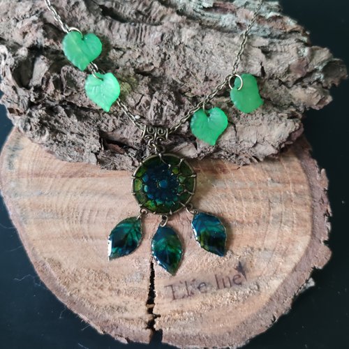 Collier en résine attrape reve vert et bleu