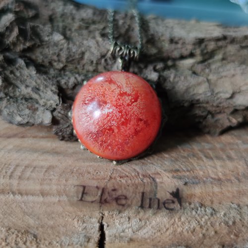 Collier en résine demi sphère orange