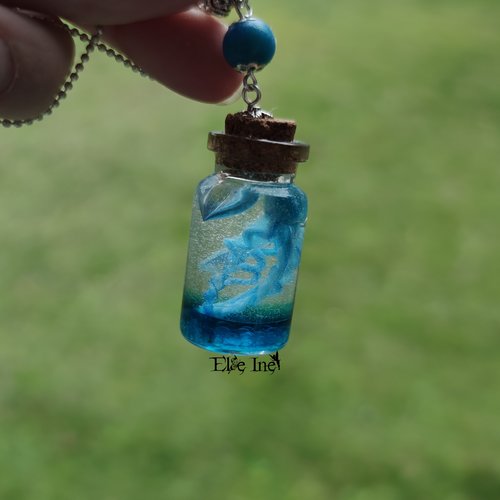Collier sautoir en résine méduse dans une fiole