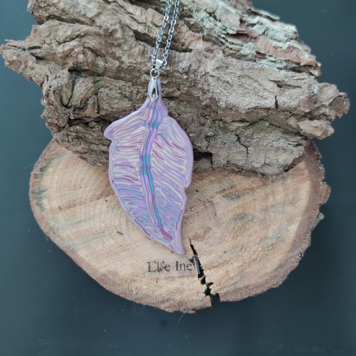 Collier plume parme en polymère