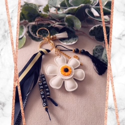 Porte clés / bijou de sac message "cheffe de gang"