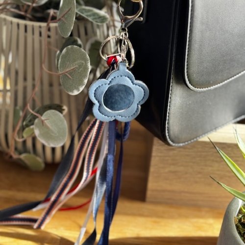 Porte clés / bijou de sac message "salut les moches"