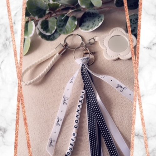 Porte clés / bijou de sac message "queen connasse"