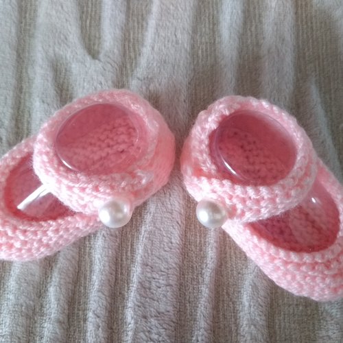 Chaussons bébé couleur rose , babies , tricoter à la main , laine 100% acrylique certifié oeko-tex