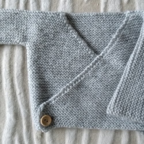 Brassière grise , taille naissance , tricoté à la main, laine 50% acrylique et 50% polyamide certifée eoko-tex