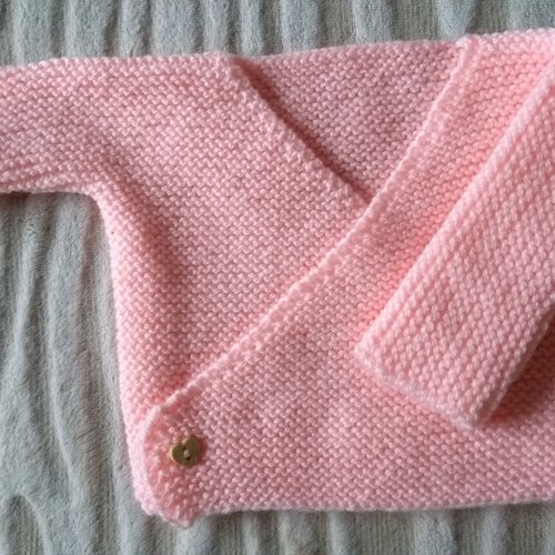Brassière rose , naissance /1 mois , tricoté à la main, laine 100% acrylique eokotex