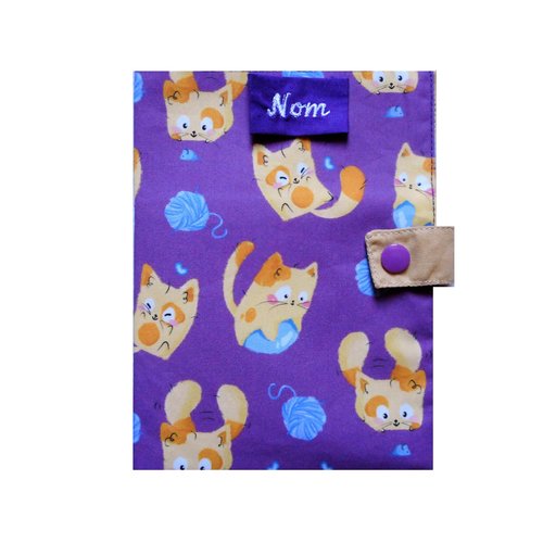 Couverture de carnet de santé pour chats, protège passeport, chats et pelotes bleues fond violet, accessoire nom brodé