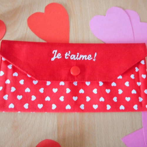 Cadeau saint valentin, zéro déchet, enveloppe cadeau, tissu coton coeurs blancs fond rouge, broderie "je t'aime !"