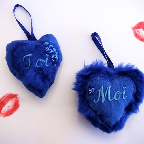 Cadeau saint valentin, duo décorations coeurs, "toi moi" tissu coton et peluche bleu, cadeau amoureux femme homme