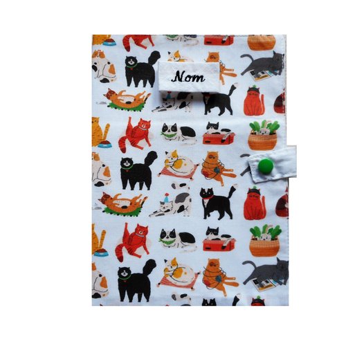 Grand protège carnet de santé pour chat, range ordonnance , le quotidien du chat fond blanc nom brodé