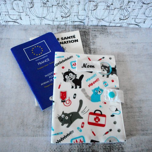 Couverture de carnet de santé pour chat, protège passeport, chat en visite chez le vétérinaire, nom brodé