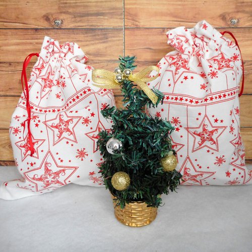 2 sacs cadeaux noël, coton etoiles rouges fond blanc, pochons tissus, emballages cadeaux