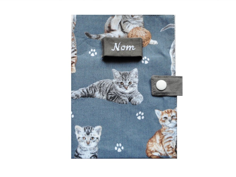 Couverture de carnet de santé pour chat etui passeport accessoire chatons  tigrés, calico et pelotes gris clair nom brodé - Un grand marché