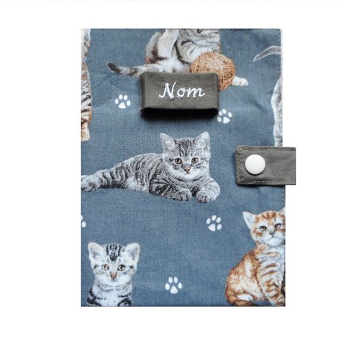 Couverture de carnet de santé pour chat, etui passeport, accessoire chatons tigrés gris roux fond gris foncé,  nom brodé