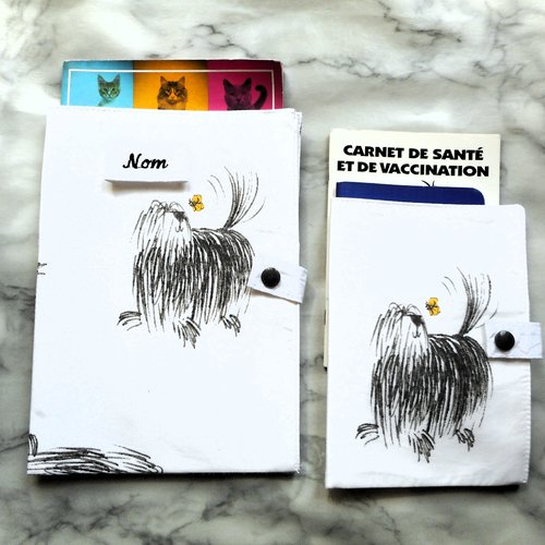 Protège carnet de santé pour chien, range ordonnance, housse passeport personnalisé, bobtail et papillons, nom brodé