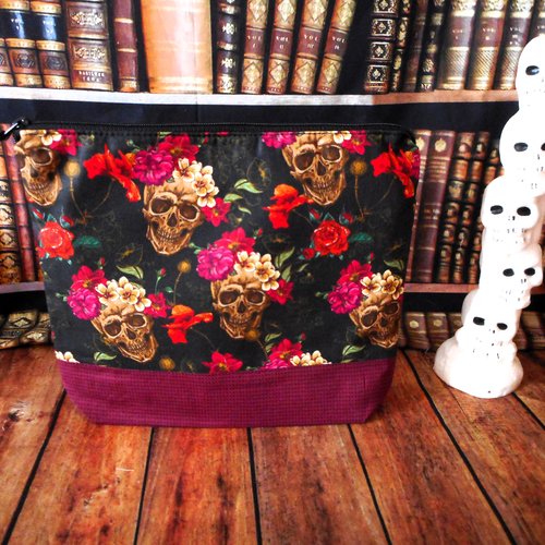 Trousse gothique romantique, têtes de mort et fleurs, pochette tissu coton, trousse femme homme, accessoire halloween