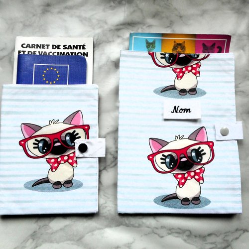 Etui passeport pour chat, protège carnet de santé, range ordonnance, nom brodé, chats siamois à lunettes rouges et rayures
