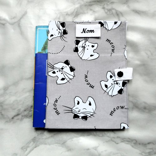 Grande housse de carnet de santé pour chats, range ordonnance, têtes de chats blancs fond gris, nom brodé