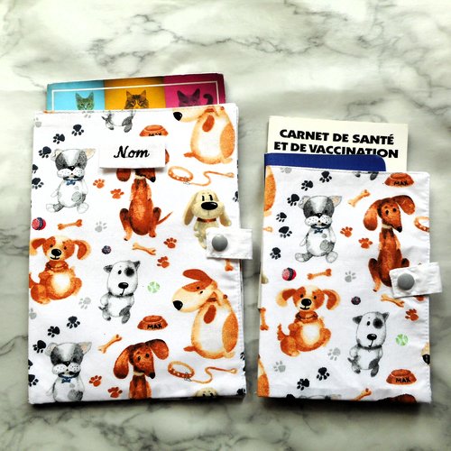 Housse de carnet de santé pour chien, etui passeport, range ordonnance, chiens mignons pattes os ecuelles, nom brodé