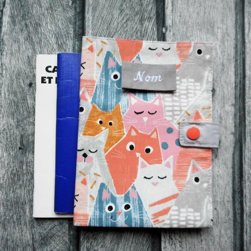 Couverture de carnet de santé pour chats, protège passeport, chats rose orange gris et bleu, nom brodé