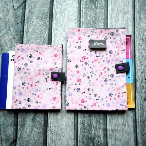 Housse de passeport pour chien, protège carnet de santé, range ordonnances, os et pattes gris violet fond rose, nom brodé