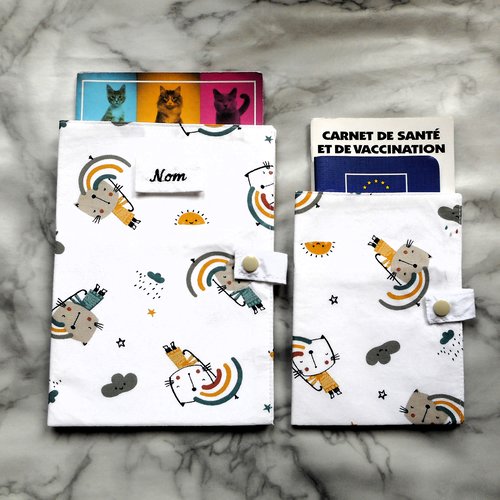 Protège carnet de santé pour chats, etui passeport ou range ordonnance, chats et parapluies, nom brodé