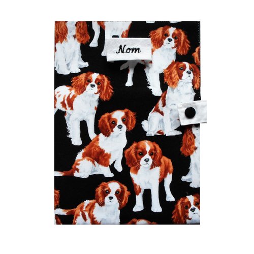 Grand protège carnet de santé pour chien, range ordonnance, cavalier king charles fond noir nom brodé