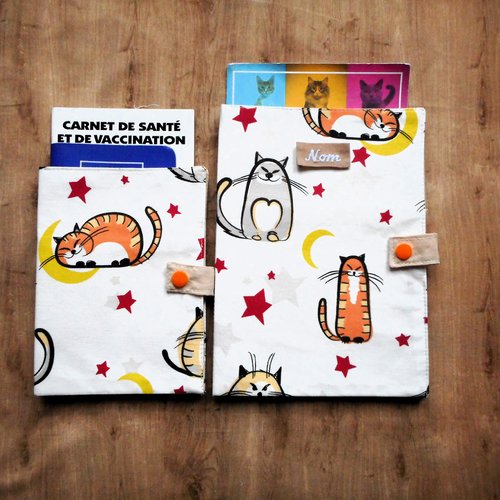 Housse de carnet de santé pour chat, protège passeport ou range ordonnance, chats etoiles et lune orange ecru, nom brodé