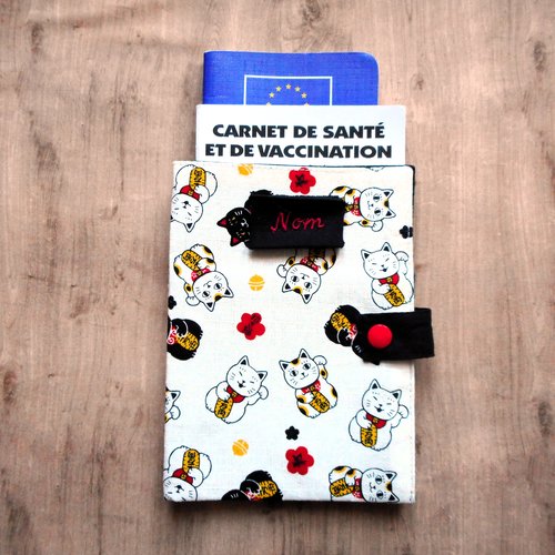 Protège carnet de santé pour chats, etui passeport, chats japonais maneki neko noir ecru, nom brodé