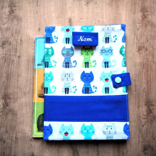 Grand protège carnet de santé pour chats, range ordonnance, coton chats bleus verts et gris, nom brodé