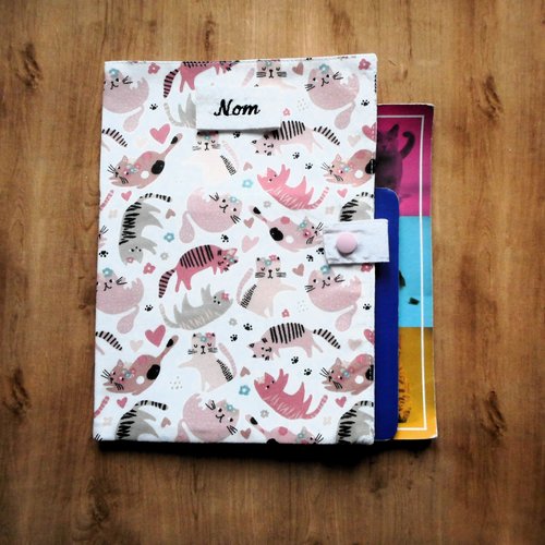 Grand protège carnet de santé pour chats, range ordonnance, chats rose et beige fleurs, nom brodé