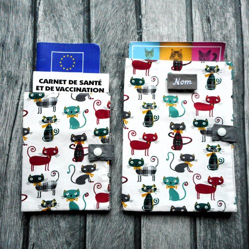 Protège carnet de santé pour chats, etui passeport, range ordonnance, chats tartan vert et rouge, nom brodé