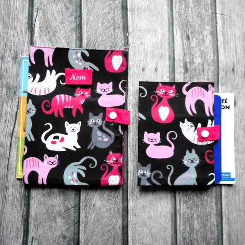 Housse de carnet de santé pour chats, protège passeport, range ordonnance, chats fuchsia rose blanc gris, nom brodé