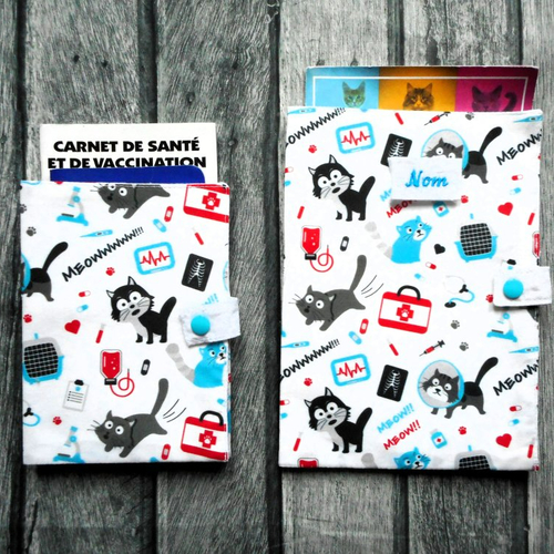Couverture de carnet de santé pour chat, protège passeport, range ordonnance, chat en visite chez le vétérinaire, nom brodé
