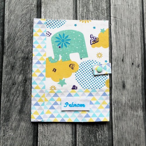 Protège carnet de santé, cadeau enfant fille garçon, eléphants et triangles, prénom brodé, cadeau naissance bébé