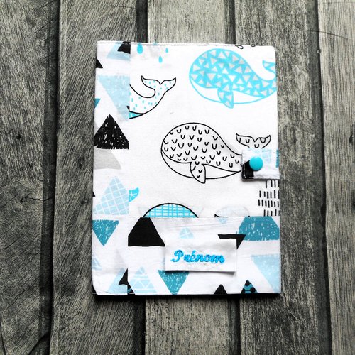 Couverture de carnet de santé enfant, cadeau naissance bébé, protège carnet garçon fille, gouttes et baleines, prénom brodé,