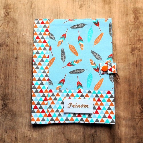 Housse de carnet de santé enfant, cadeau naissance bébé baby shower, prénom garçon fille brodé, plumes et triangles