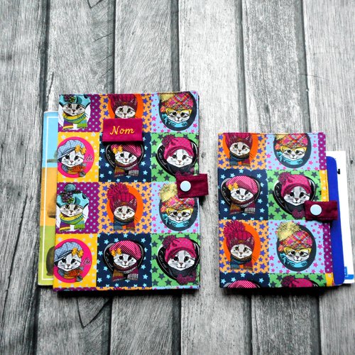 Couverture de carnet de santé pour chat, chattes fashionistas bonnets et bérets, protège passeport ou range ordonnances