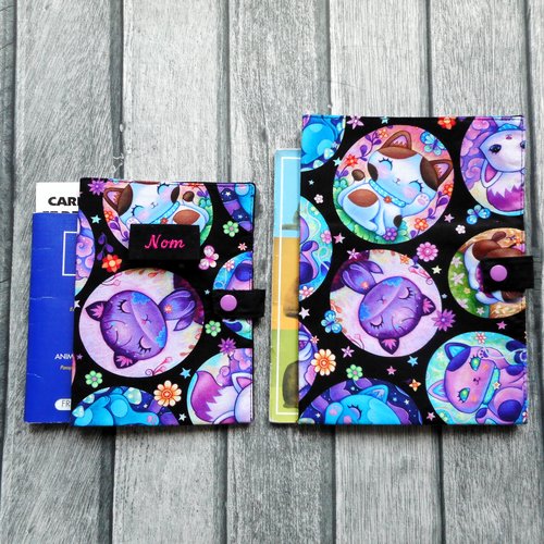 Protège carnet de santé pour chat, chats mignons bulles violet, etui passeport ou range ordonnances, nom brodé