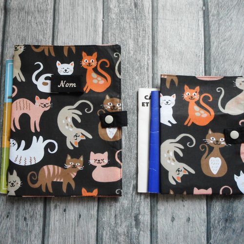 Protège carnet de santé pour chats, etui passeport, range ordonnance, chats roux beige fond noir, nom brodé