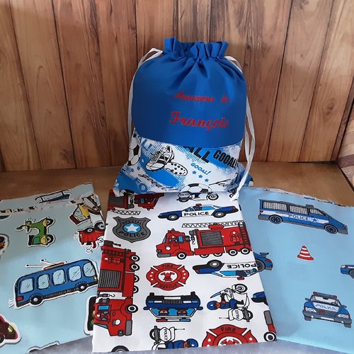 Rentrée des classes, sac à chaussons enfant, prénom brodé, coton bleu et routes ville camion train, pochon ecole maternelle crèche