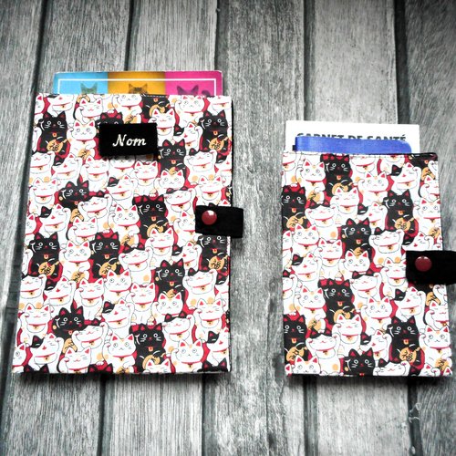 Protège carnet de santé pour chat, housse passeport ou range ordonnance, chats noirs ecrus maneki neko, nom brodé