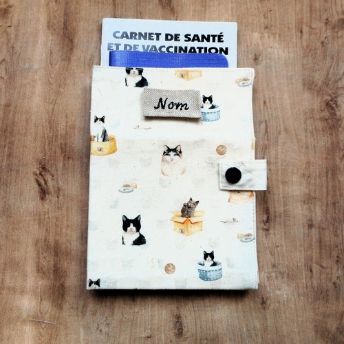 Protège passeport pour chat, housse de carnet de santé ou range ordonnance, chats dans paniers et cartons, nom brodé