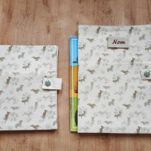 Protège passeport pour chien, protège carnet de santé, ou range ordonnance, chiens os et pattes marron gris, nom brodé
