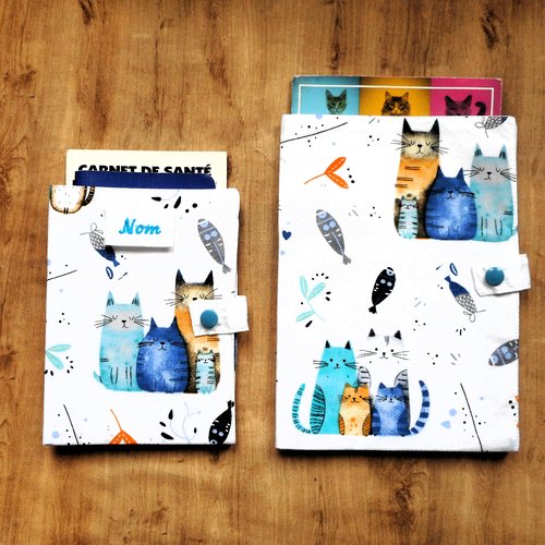 Protège passeport, ou range ordonnance, housse de carnet de santé pour chat, chats et poissons bleus, nom brodé